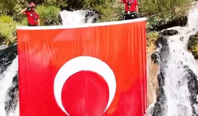 Muradiye Şelalesi’nde Türk bayrağı dalgalandı