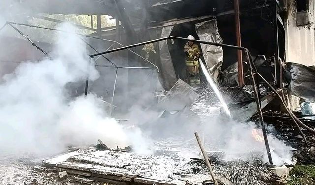 Alevlere teslim olan prefabrik yapı kullanılmaz hale geldi