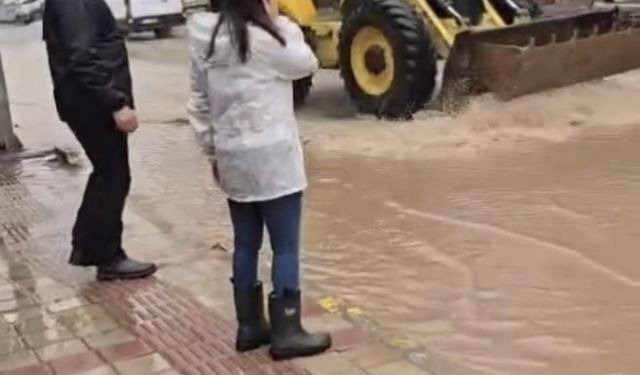 Mazıdağı'nda sağanak nedeni ile yollar göle döndü