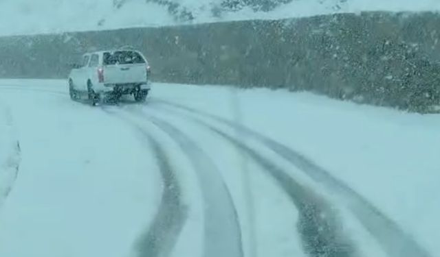 Yüksekova’da yoğun kar yağışı: Çobanpınar köyünün yolu karla kaplandı