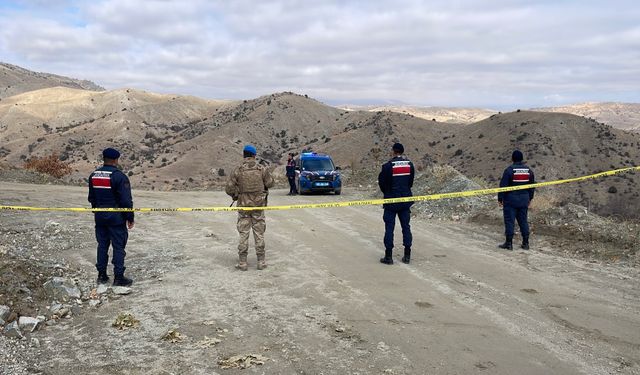 Devam eden heyelan, heyelan altında kalan şantiye müdürünü arama çalışmalarını güçleştiriyor