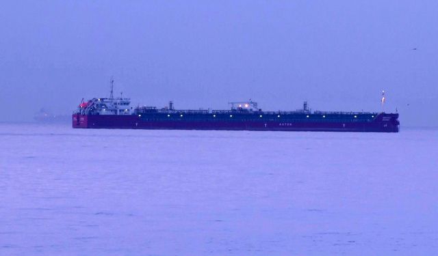Zehirlenme yaşanan tanker gemisi, günün ilk ışıklarıyla görüntülendi