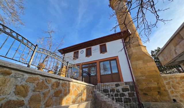 Tekke Arapdede Camii asırlık tarihiyle ziyaretçilere ve cemaate kapısını açıyor