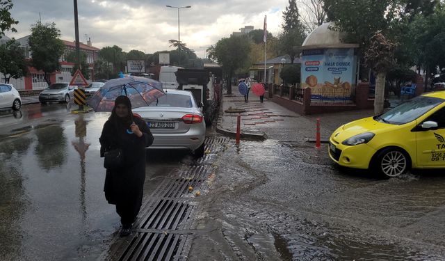 Aydın’da on beş dakika yağdı, yollar göle döndü