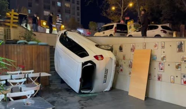 Beylikdüzü’nde el freni çekilmeyen araç kafenin bahçesine devrildi