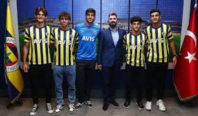 Fenerbahçe, 5 genç futbolcuyla profesyonel sözleşme imzaladı
