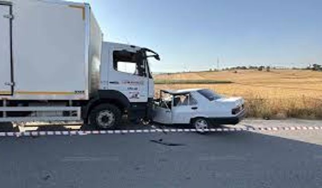 Bolu'da kamyonla çarpışan otomobildeki 1 kişi hayatını kaybetti, 1 kişi yaralandı