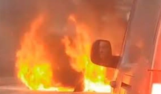 Sultangazi’de seyir halindeki araç alevlere teslim oldu