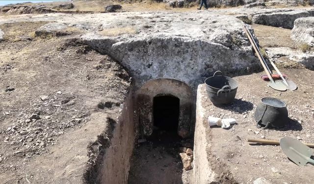 Tharsa Antik Kenti’nde, yaklaşık 1800 yıllık bir oda mezarı bulundu