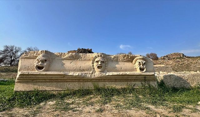 Osmaniye’deki Kastabala Antik Kenti’nde 5 adet mask kabartması daha ortaya çıkarıldı