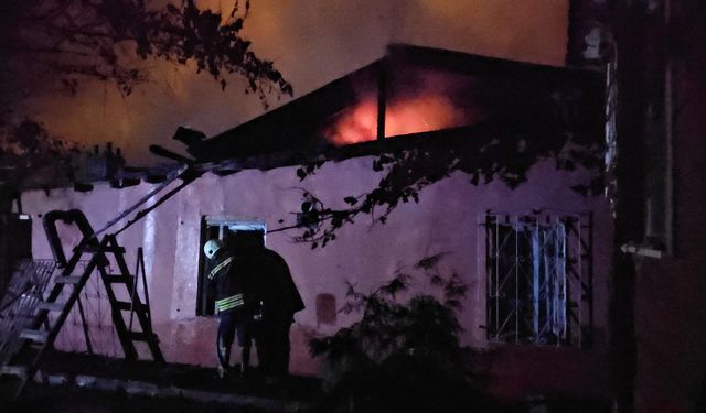 Erzincan'da ev yangını: 2'si çocuk 4 kişi kurtarıldı