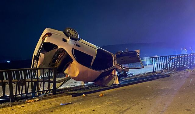Afyonkarahisar'da köprü demirlerine çarpan otomobildeki 1 kişi öldü, 3 kişi yaralandı