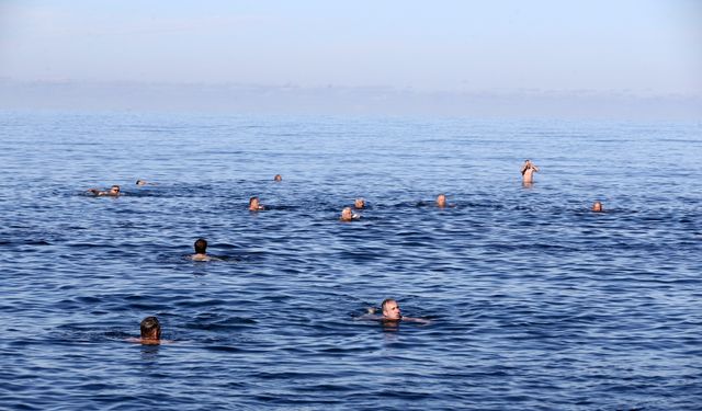 Giresun'da "Sağlığa Kulaç At" etkinliğine katılanlar denizde yüzdü