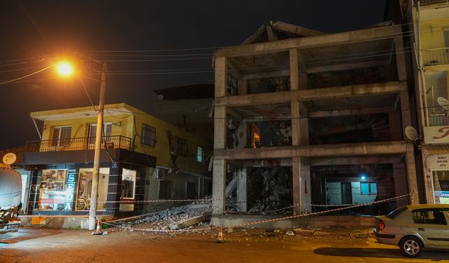 İzmir'de yıkımı yapılan inşaatın beton blokları eve zarar verdi