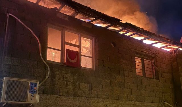 Osmaniye’de iki katlı ahşap binadaki yangın söndürüldü