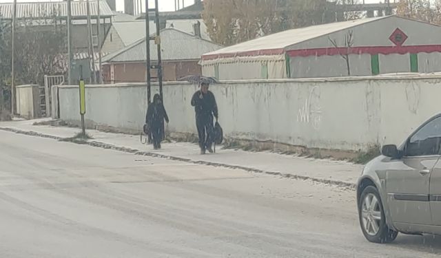 Van'da dolu yağışı şehri beyaza bürüdü