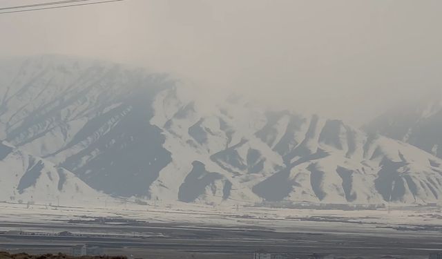 Yüksekova’nın etrafını çevreleyen dağlar beyaza büründü