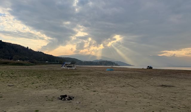 Sapanca Gölü her gün santim santim yok oluyor