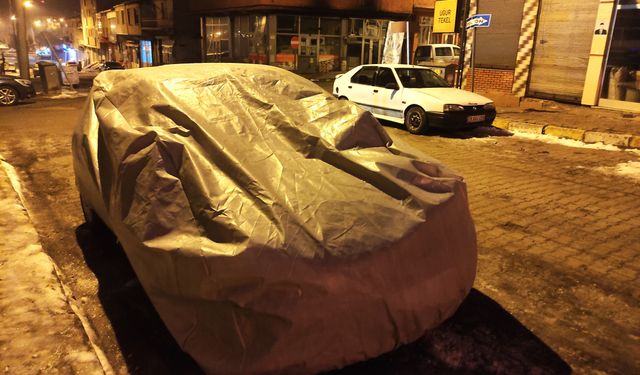 Dondurucu soğuklara karşı araçlar battaniye ve brandayla korunuyor