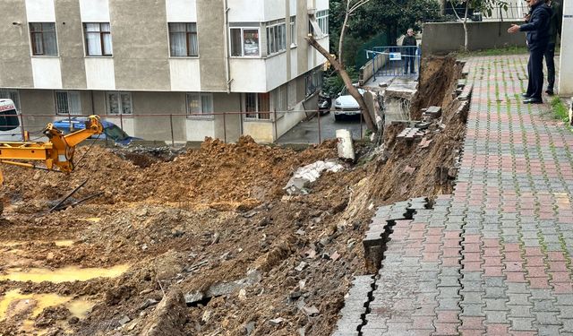 Kadıköy’de yağışlara dayanamayan istinat duvarı çöktü