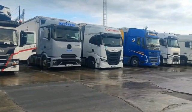 Yunanistan'daki çiftçi grevi sınır kapılarını felç etti