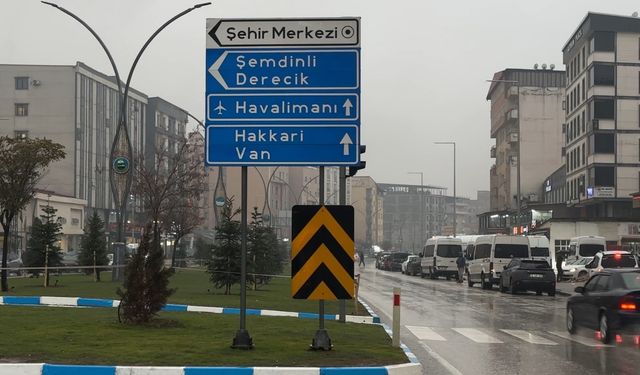 Yüksekova'da yoğun yağışlar uçak seferlerini durdurdu