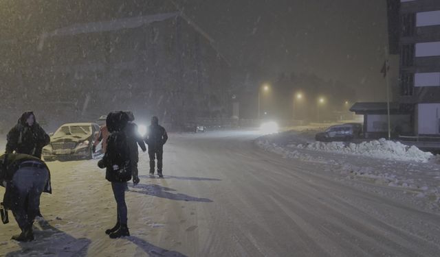 Uludağ'da yoğun kar var...Ekipler yolların kapanmaması için aralıksız çalışıyor