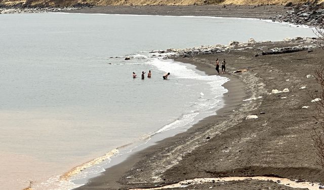 Bitlis’te bir yanda kar esareti, bir yanda su keyfi