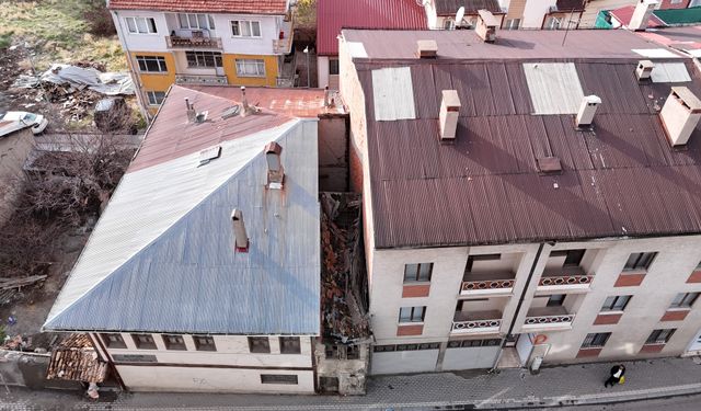 İki bina arasında sıkışan 2 metre enindeki metruk ev dikkat çekiyor