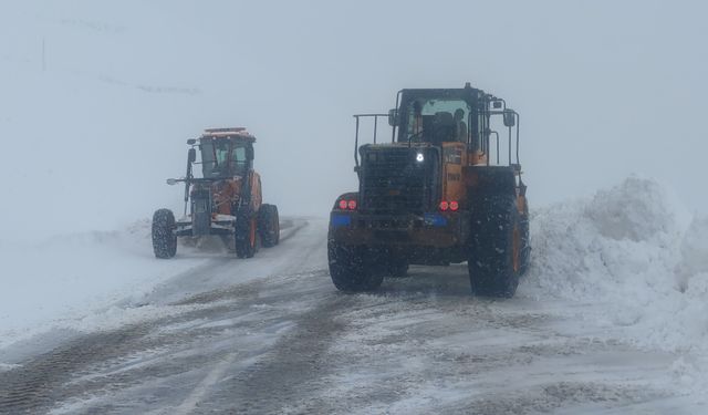 Karabet Geçidi'nde kar temizleme çalışması devam ediyor