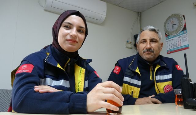 Sağlık çalışanı baba ve kızı aynı ambulansta hayat kurtarıyor