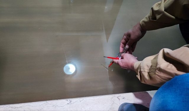 Sürekli su basan bodrum kata 'kontrol kalemiyle suyu test ederek' giriyorlar