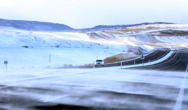 Ardahan-Şavşat kara yolunda ulaşıma kar engeli