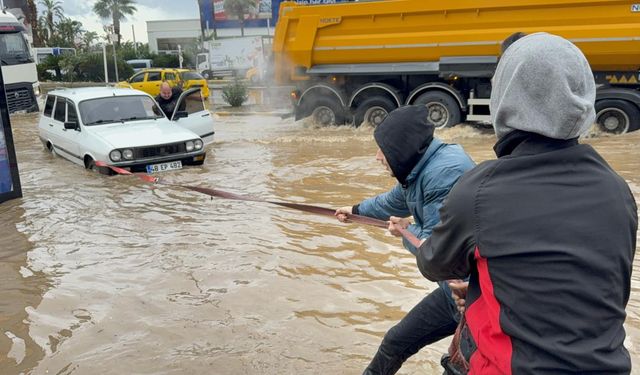 Bodrum'u sağanak vurdu: Rögarlar taştı, caddeler göle döndü