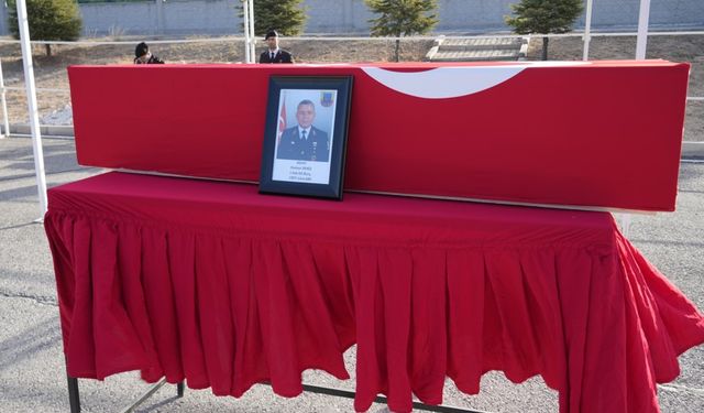 Vefat eden komutan için askeri tören düzenlendi