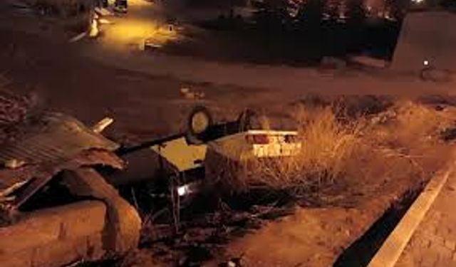 Nevşehir'de refüje çarpması sonucu devrilen otomobilin sürücüsü ağır yaralandı