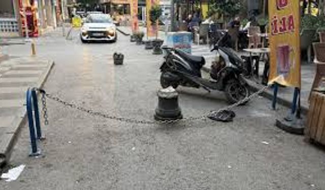 Mersin'de zincir bariyerlere bisikleti takılan sürücü yaralandı