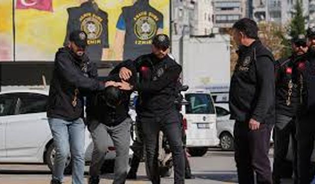 İzmir'de polis denetiminde kovalamaca sonucu yakalanan zanlı tutuklandı