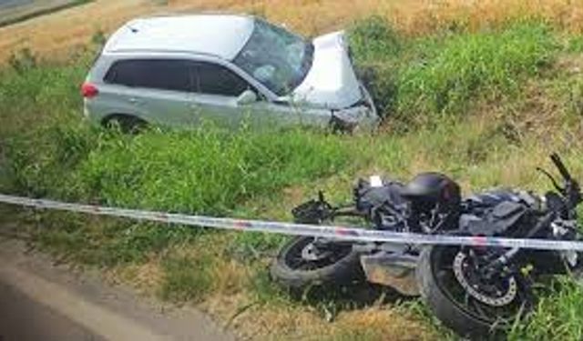 İzmir'de otomobil ile çarpışan motosikletin sürücüsü yaşamını yitirdi
