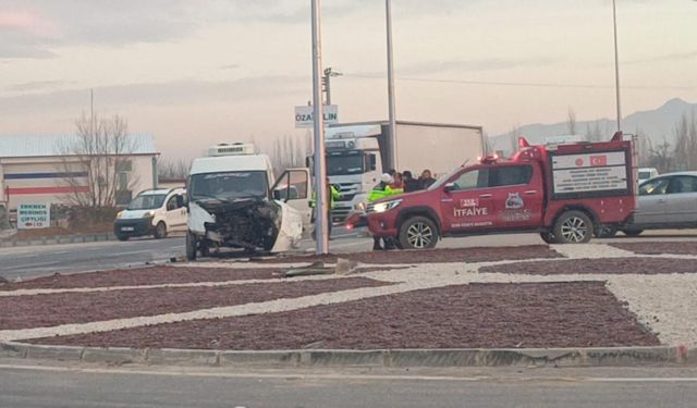 Afyonkarahisar'da feci kaza: Öğrenci servisi ile kamyonet çarpıştı