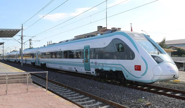 TÜRASAŞ üretimde rekora koşuyor: Bir haftada yerli ve milli 2 tren seti ve 2 lokomotif teslim edildi