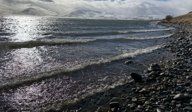 Çıldır Gölü'nün donan kıyıları dalgaların etkisiyle çözüldü