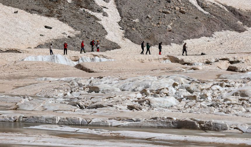 Hakkari'de yazın ve kışın bir arada yaşandığı Cilo Dağları, eşsiz doğası ve bozulmamış yapısıyla son günlerde yüzlerce doğasever, fotoğraf tutkunu ve dağcıya ev sahipliği yapıyor. Terörle etkili mücadele sonucu tesis edilen güven ortamı sayesinde bölgede yıllardır saklı kalan güzellikler turizme kazandırılıyor. Geçen yıl "milli park" ilan edilen Hakkari'deki Cilo Dağları da huzurun hakim kılınmasıyla yurdun dört bir yanından gelen ziyaretçileri ağırlıyor. Her gün kafileler halinde gelerek Türkiye'nin en yüksek ikinci zirvesi olan 4 bin 135 rakımlı "Uludoruk" ile eteklerindeki buzulları gezen doğaseverler ve fotoğraf tutkunları, bölgede kamp kurup fotoğraf çekerek eşsiz manzaranın tadını çıkarıyor. ( Özkan Bilgin - Anadolu Ajansı )