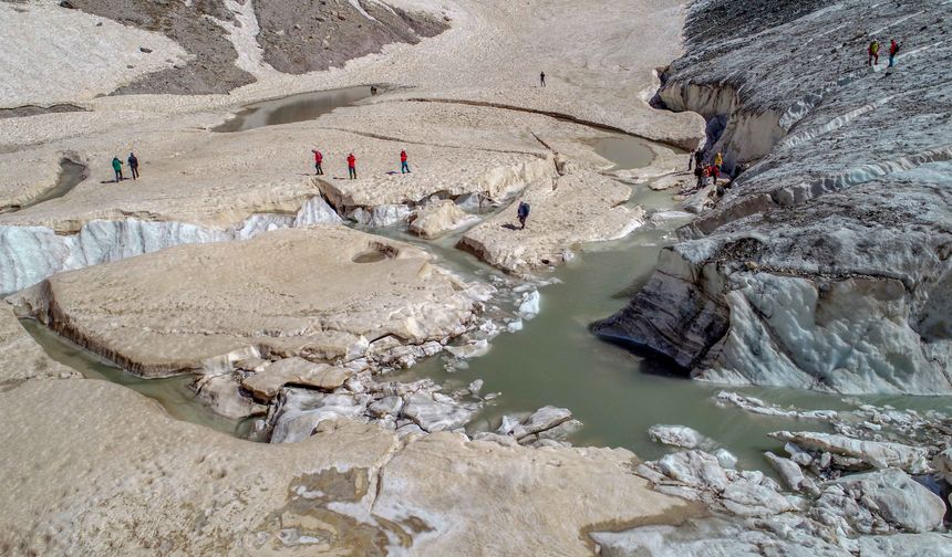 Hakkari'de yazın ve kışın bir arada yaşandığı Cilo Dağları, eşsiz doğası ve bozulmamış yapısıyla son günlerde yüzlerce doğasever, fotoğraf tutkunu ve dağcıya ev sahipliği yapıyor. Terörle etkili mücadele sonucu tesis edilen güven ortamı sayesinde bölgede yıllardır saklı kalan güzellikler turizme kazandırılıyor. Geçen yıl "milli park" ilan edilen Hakkari'deki Cilo Dağları da huzurun hakim kılınmasıyla yurdun dört bir yanından gelen ziyaretçileri ağırlıyor. Her gün kafileler halinde gelerek Türkiye'nin en yüksek ikinci zirvesi olan 4 bin 135 rakımlı "Uludoruk" ile eteklerindeki buzulları gezen doğaseverler ve fotoğraf tutkunları, bölgede kamp kurup fotoğraf çekerek eşsiz manzaranın tadını çıkarıyor. ( Özkan Bilgin - Anadolu Ajansı )