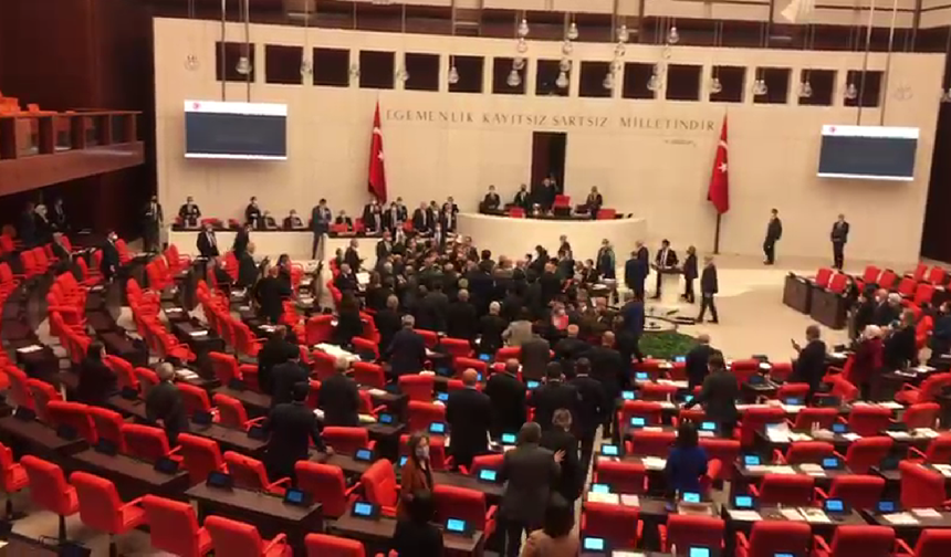 TBMM’de bütçe görüşmeleri sırasında kavga çıktı!
