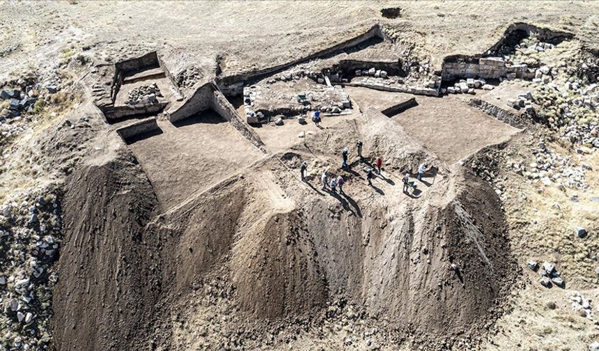 Van'daki antik kentte 4 metre genişlik ve 6 metre yüksekliğinde sur ortaya çıkarıldı