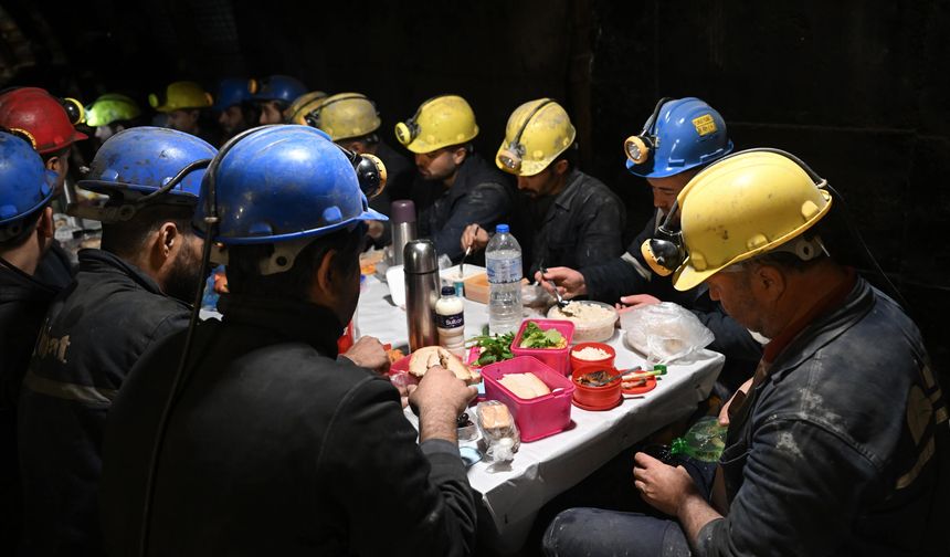 Somalı madencilerin iftar sofrası yerin metrelerce altında kuruluyor