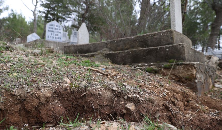 Kahramanmaraş merkezli depremler mezarlıklarda da hasara neden oldu