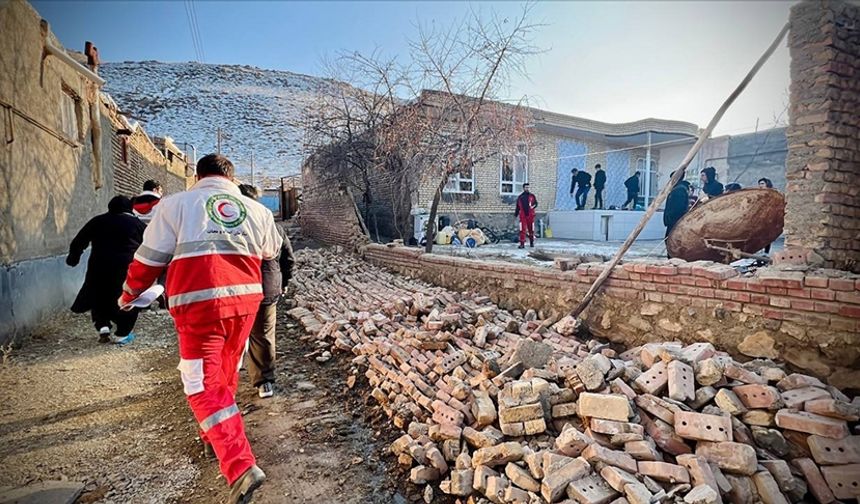 İran'ın Hoy kentinde 5,6 büyüklüğündeki depremde 82 kişi yaralandı