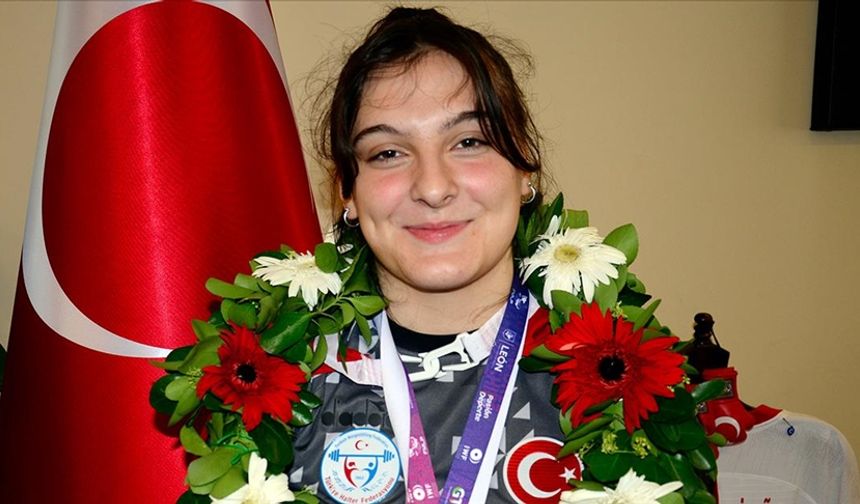 Milli halterci Burcu İldem, Yıldızlar Dünya Şampiyonası'nda 3 madalya kazandı